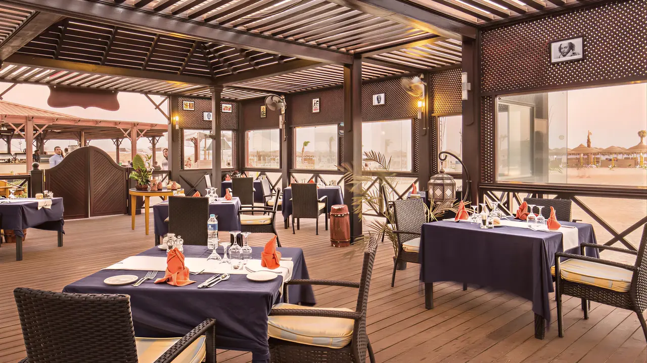 Restauracja w Hilton Marsa Alam Nubian Resort z nakrytymi stołami