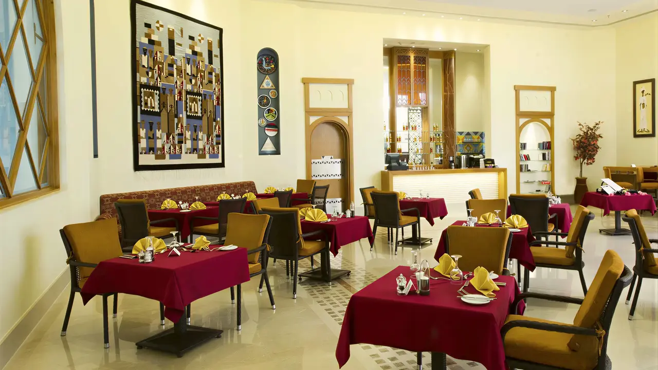 Restauracja w Hilton Marsa Alam Nubian Resort z nakrytymi stołami