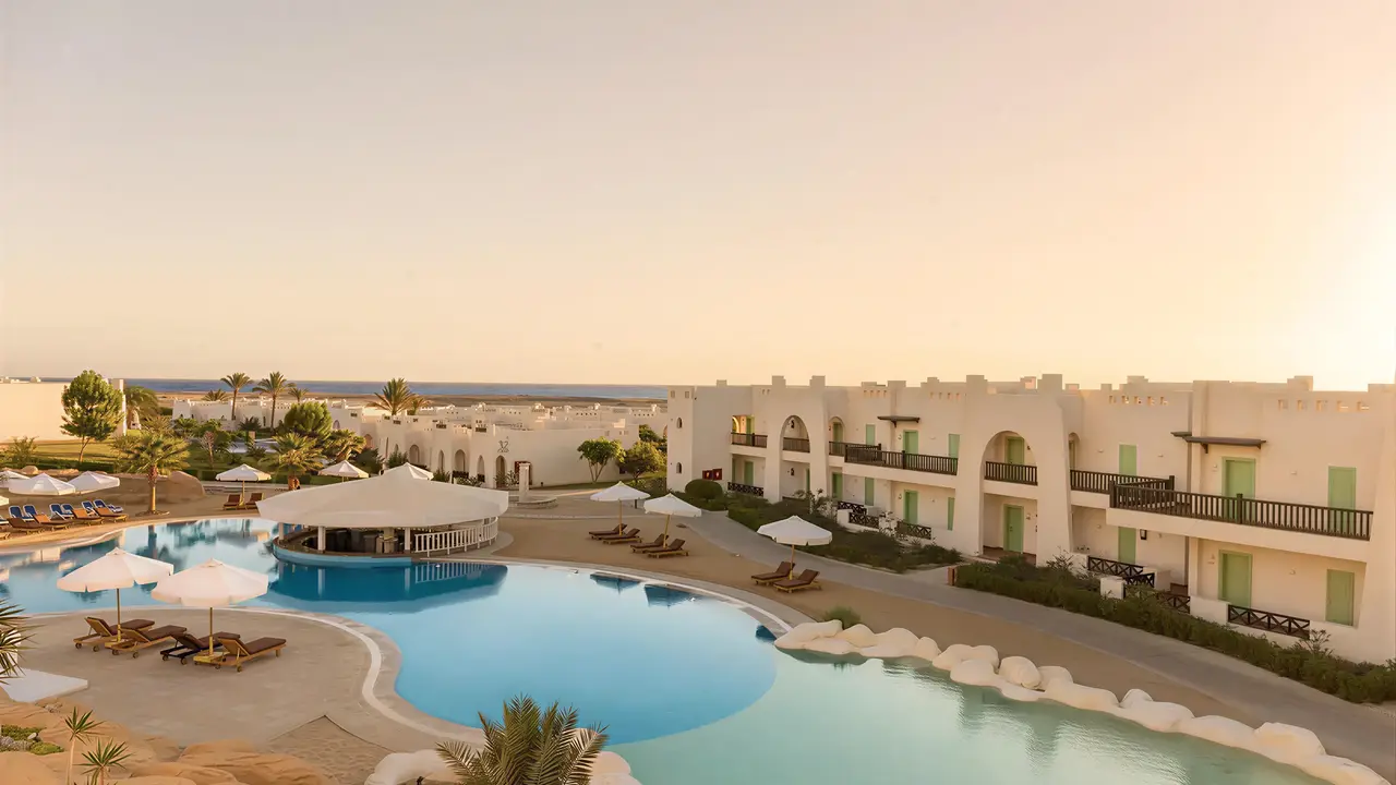 Widok na kompleks basenów w Hilton Marsa Alam Nubian Resort