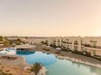 Widok na kompleks basenów w Hilton Marsa Alam Nubian Resort