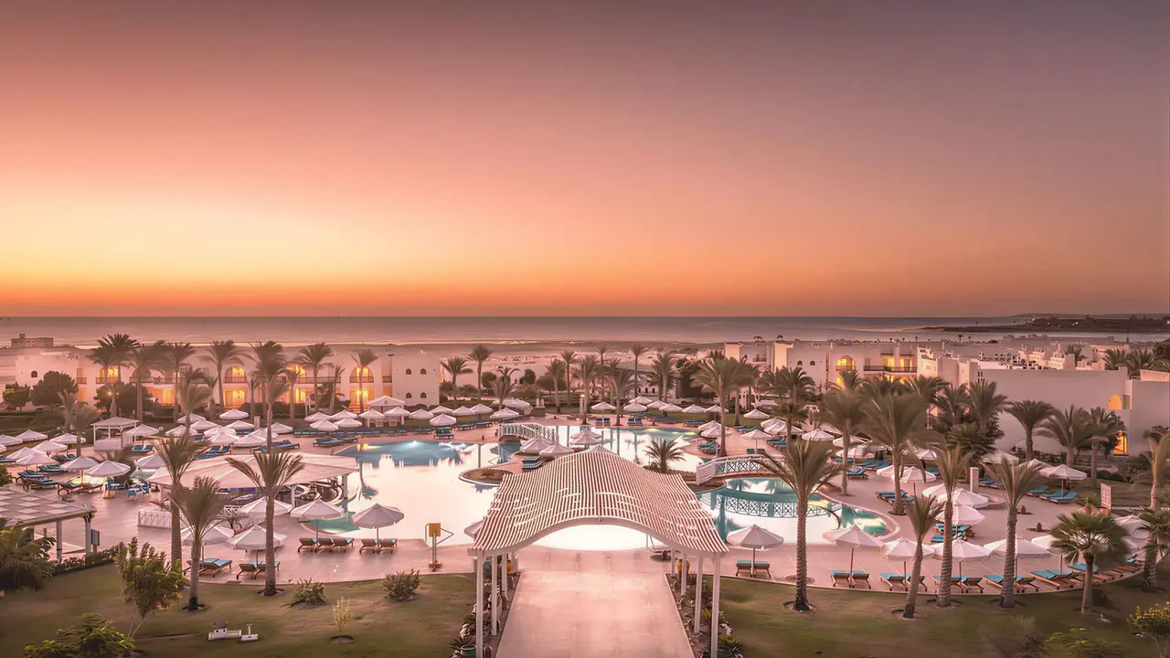 Widok na kompleks i baseny w Hilton Marsa Alam Nubian Resort