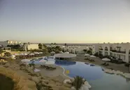 Widok na kompleks i baseny w Hilton Marsa Alam Nubian Resort