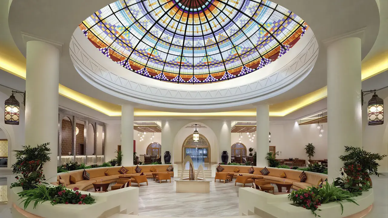 Eleganckie lobby z witrażową kopułą w Hilton Marsa Alam Nubian Resort