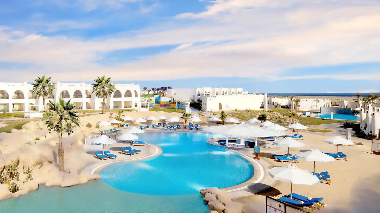 Widok na kompleks basenów w Hilton Marsa Alam Nubian Resort