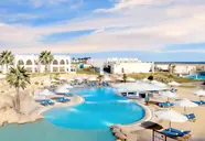 Widok na kompleks basenów w Hilton Marsa Alam Nubian Resort