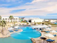 Widok na kompleks basenów w Hilton Marsa Alam Nubian Resort