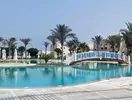 Basen z białym mostkiem w Hilton Marsa Alam Nubian Resort