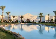 Widok na budynek i basen w Hilton Marsa Alam Nubian Resort