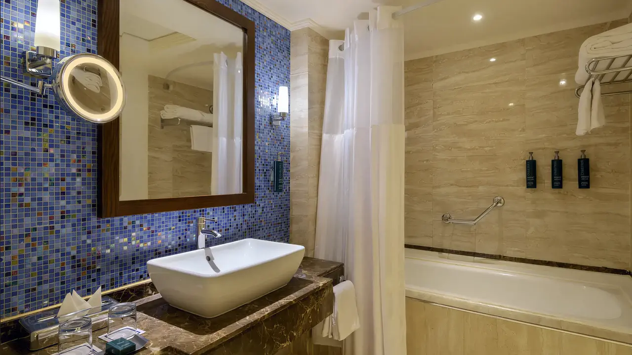 Łazienka w hotelu Hilton Marsa Alam Nubian Resort z wanną i umywalką