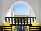 Balkon w Hilton Marsa Alam Nubian Resort z widokiem na plażę