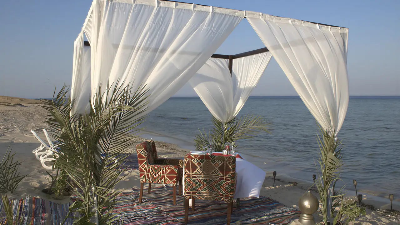 Relaksacyjna altana na plaży w Hilton Marsa Alam Nubian Resort