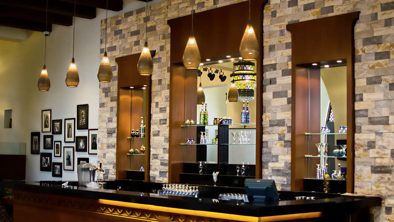 Elegancki bar z napojami w Hilton Marsa Alam Nubian Resort