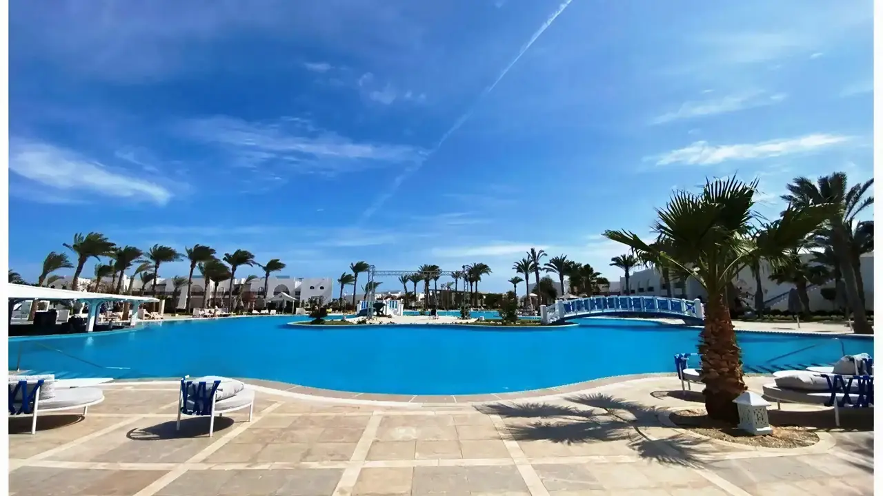 Basen z leżakami w Hilton Marsa Alam Nubian Resort