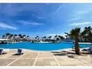 Basen z leżakami w Hilton Marsa Alam Nubian Resort