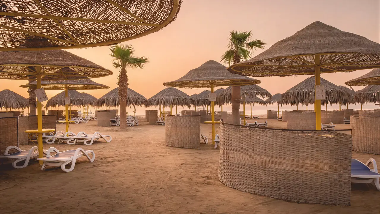 Plaża z parasolami i leżakami w Hilton Marsa Alam Nubian Resort