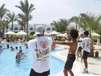 Zespół animacyjny Hilton Marsa Alam Nubian Resort przy basenie