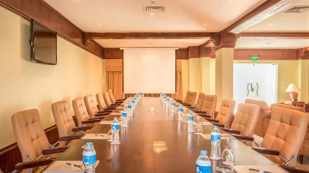 Sala konferencyjna w Hilton Marsa Alam Nubian Resort z dużym stołem