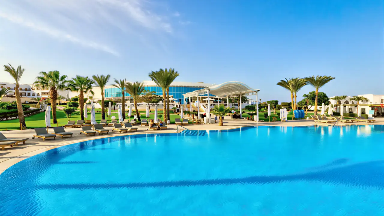Basen z leżakami w Hilton Marsa Alam Nubian Resort