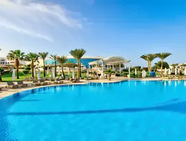 Basen z leżakami w Hilton Marsa Alam Nubian Resort