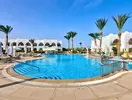 Basen i leżaki w Hilton Marsa Alam Nubian Resort