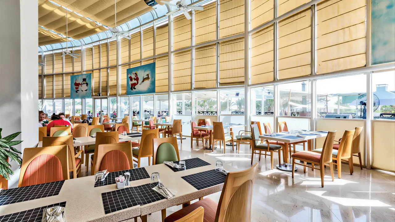Jasna restauracja w Hilton Marsa Alam Nubian Resort z ustawionymi stolikami