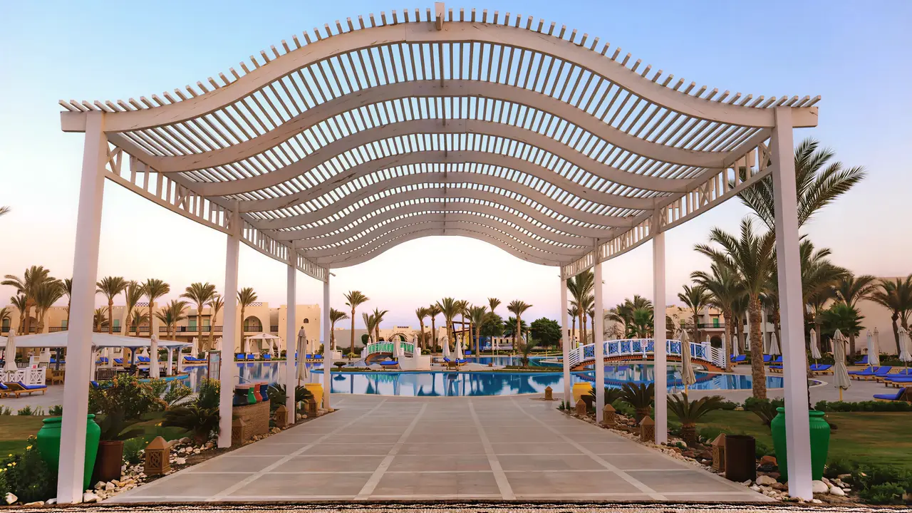 Widok na teren i basen w Hilton Marsa Alam Nubian Resort