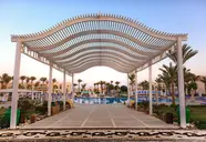 Widok na teren i basen w Hilton Marsa Alam Nubian Resort