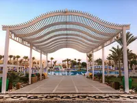 Widok na teren i basen w Hilton Marsa Alam Nubian Resort