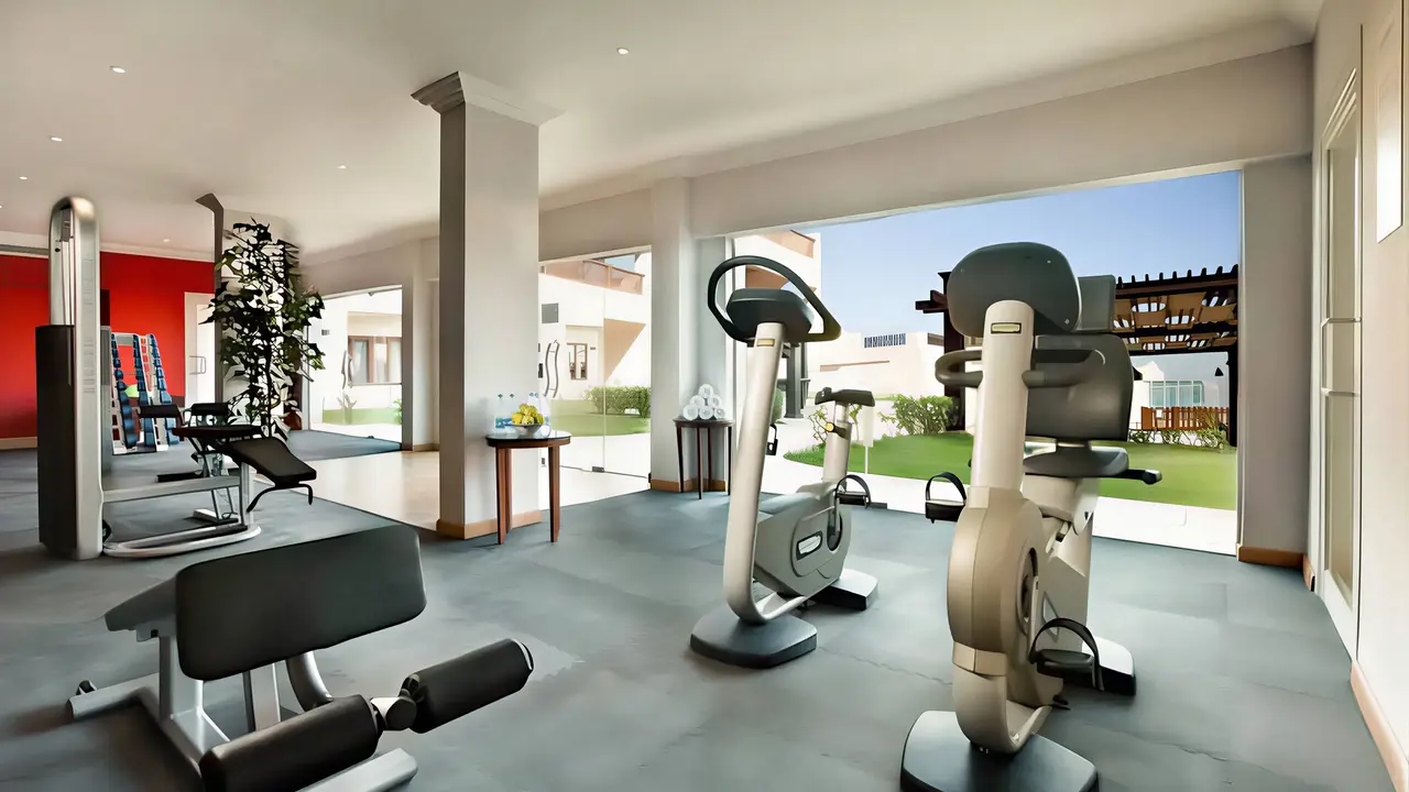 Siłownia w hotelu Hilton Marsa Alam Nubian Resort z nowoczesnym sprzętem