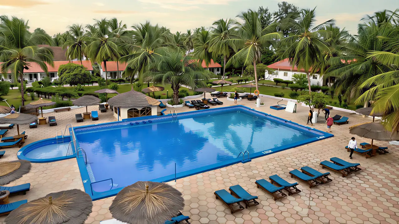 Basen z leżakami w Holiday Beach Club