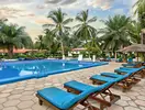 Basen i leżaki w hotelu Holiday Beach Club