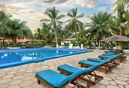 Basen i leżaki w hotelu Holiday Beach Club