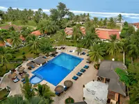 Widok na kompleks Holiday Beach Club z basenem