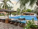 Basen z leżakami w Holiday Beach Club