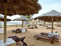 Leżaki i parasole na plaży w Holiday Beach Club