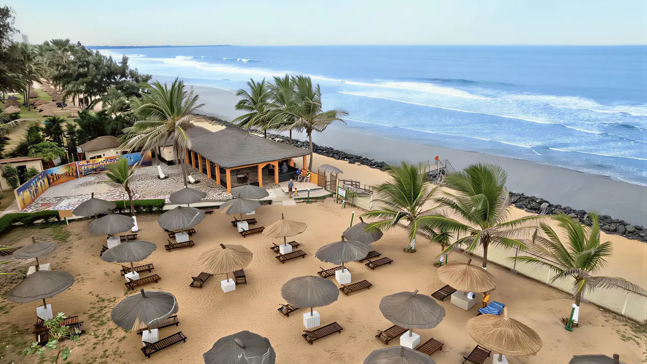 Plaża z leżakami i parasolami w Holiday Beach Club