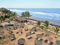 Plaża z leżakami i parasolami w Holiday Beach Club