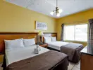 Pokój z dwoma łóżkami w Holiday Beach Club