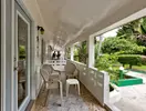 Prywatny taras przy pokoju w Holiday Beach Club