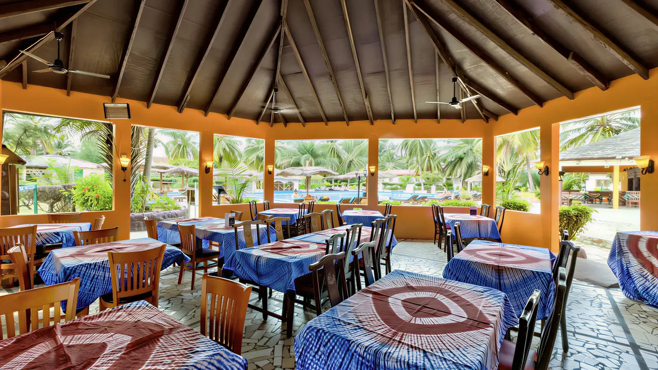Restauracja z nakrytymi stołami w Holiday Beach Club