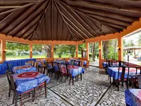 Restauracja w Holiday Beach Club z nakrytymi stołami