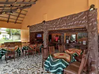 Restauracja w Holiday Beach Club z drewnianymi meblami