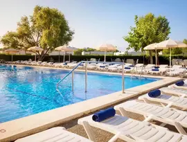 Basen z leżakami w hotelu HTop Molinos Park