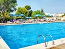 Basen z leżakami w HTop Molinos Park