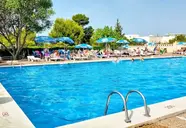 Basen z leżakami w HTop Molinos Park