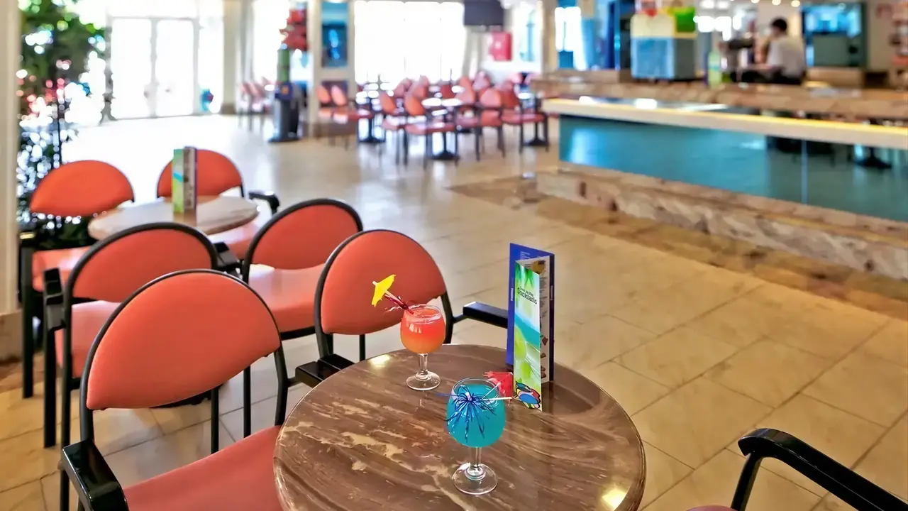 Bar z kolorowymi drinkami w HTop Molinos Park
