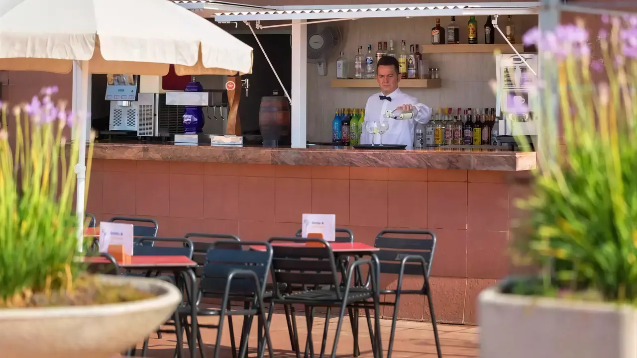 Bar w hotelu HTop Molinos Park z obsługą barmańską