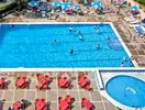 Basen z leżakami w HTop Molinos Park