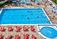 Basen z leżakami w HTop Molinos Park