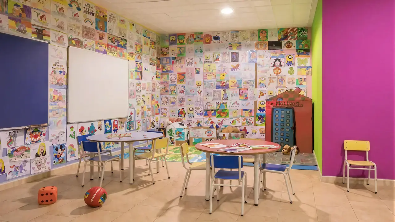 Kolorowa sala zabaw dla dzieci w HTop Molinos Park